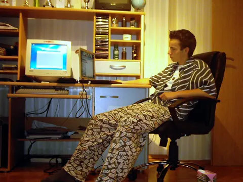 Alexander Ohl als Schüler (2002/03) am Schreibtisch mit Röhrenmonitor und Laptop