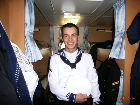 Alexander Ohl 2006 als Soldat der Deutschen Marine in weißer Uniform, Kammer eines Wohnschiffs