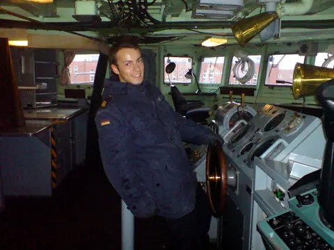 Alexander Ohl 2009 am Steuerrad auf der Brücke eines Museumszerstörers