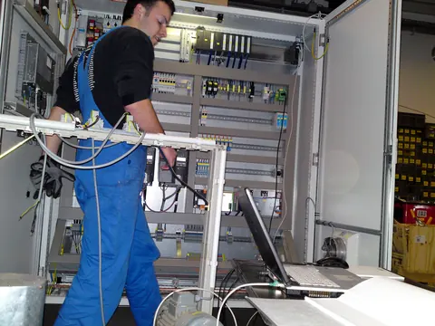Alexander Ohl 2010 als Elektroniker für Automatisierungstechnik bei EST, Arbeit am Schaltschrank