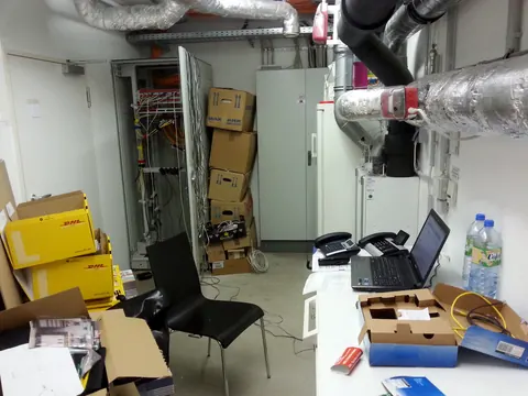 Hardware-Lager mit Netzwerkschrank und Versandkartons, 2014 — Foto von Alexander Ohl