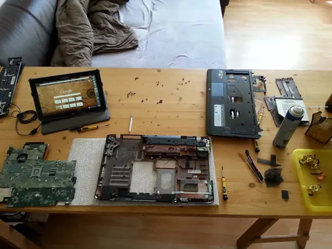 Zerlegter Laptop mit ausgebautem Mainboard und Werkzeug, 2014 — Foto von Alexander Ohl