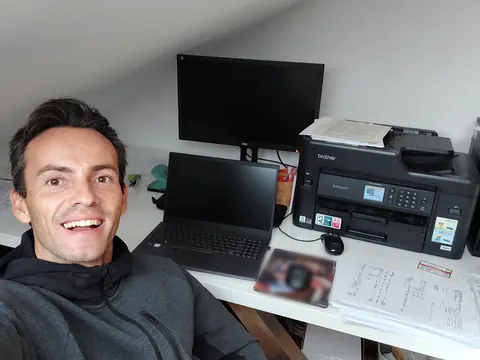 Alexander Ohl, Gründer von Pragma-Code, 2024 an seinem Arbeitsplatz mit Laptop und Monitor